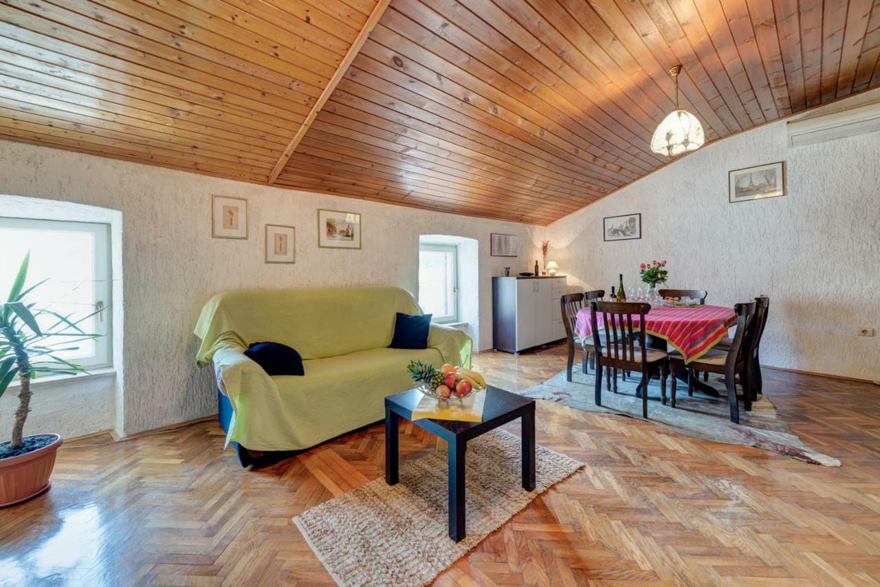 Apartment D&l In Center Pula